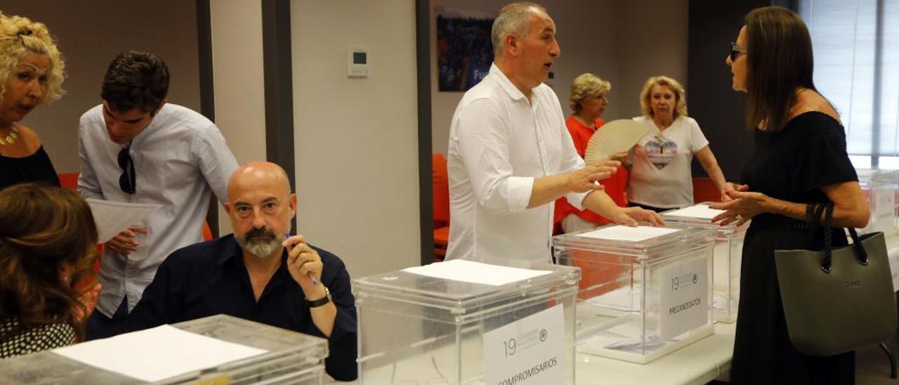 Santamaría y Casado se atribuyen la mayoría de delegados valencianos
