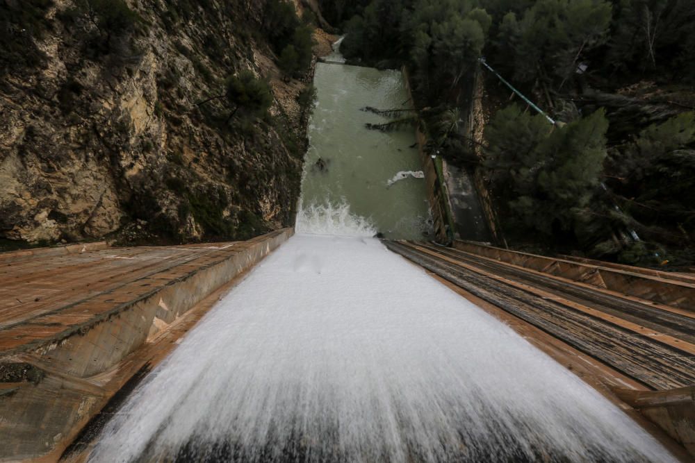 desembalse de agua en el pantano de Guadalest