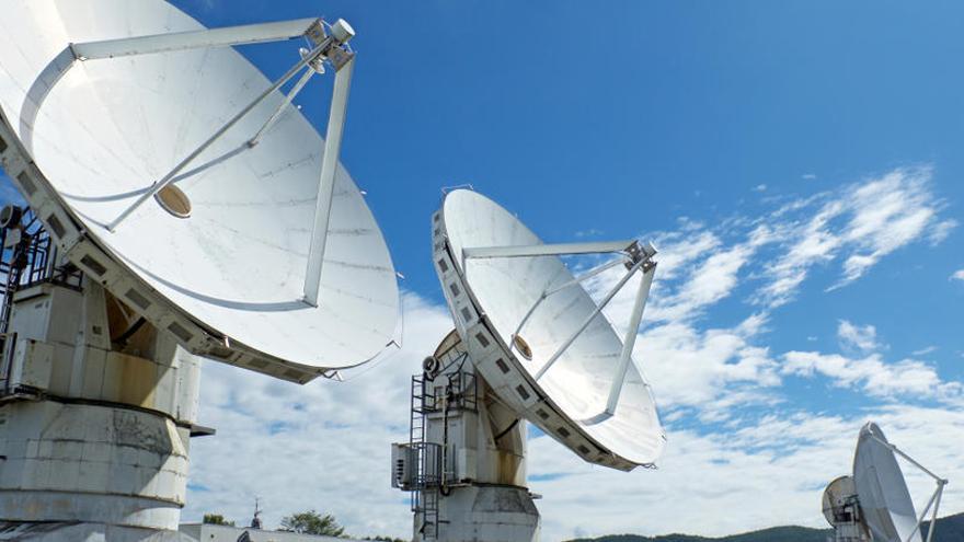 Antenas parabÃ³licas de un observatorio espacial.