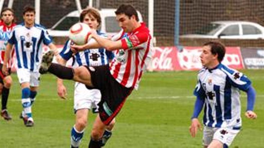 Iker Torre, en el partido contra la Real Sociedad B de la pasada temporada.