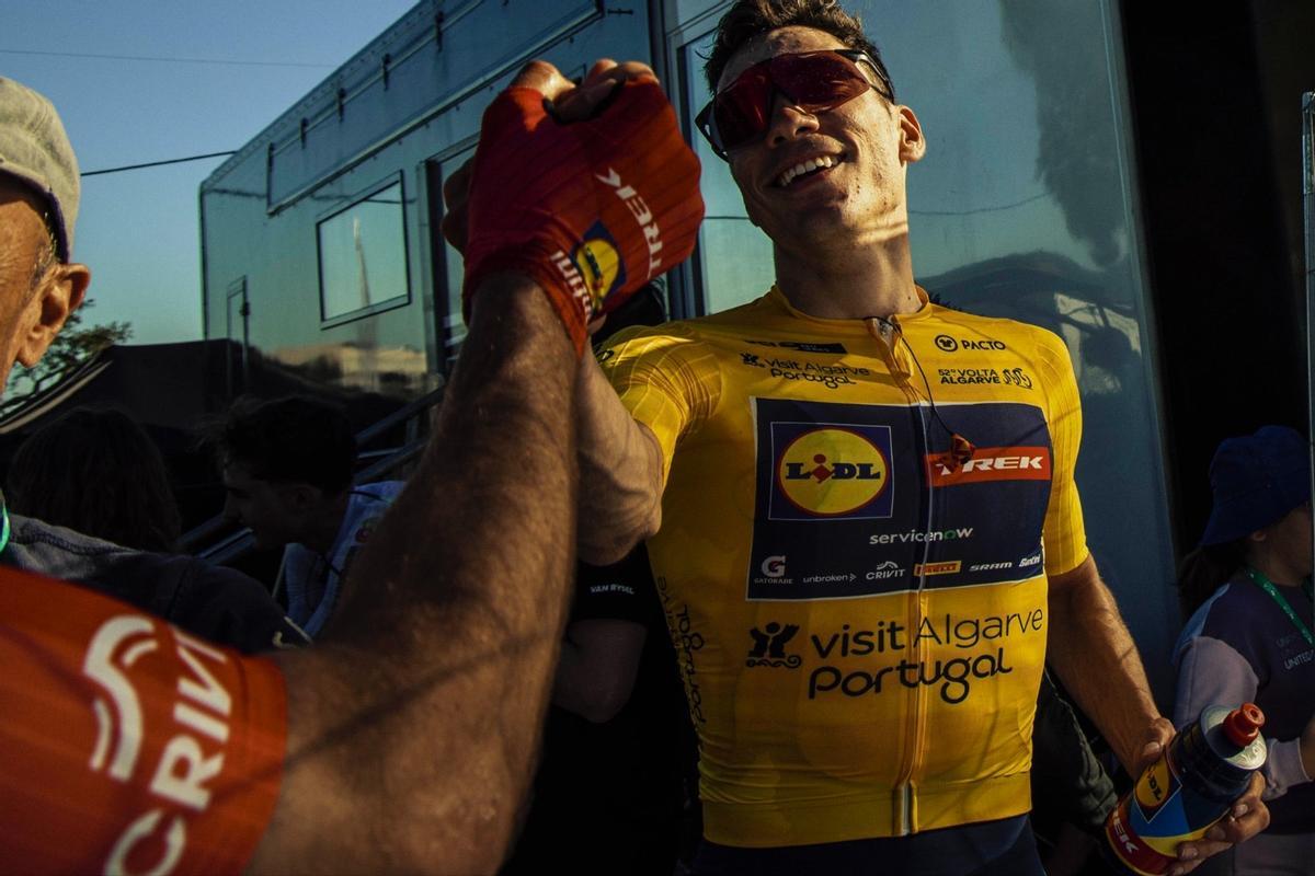 Ayuso celebra el triunfo en la Vuelta al Algarve.