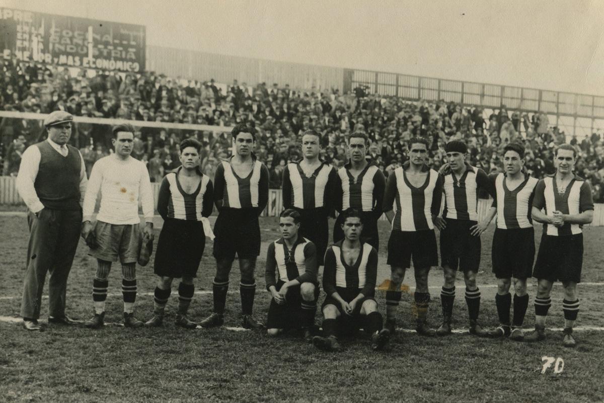 Hilario, tercero por la izquierda, en un partido con el Deportivo.