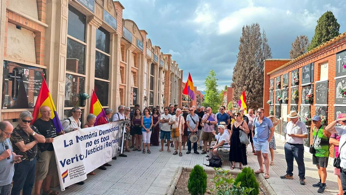 Uno de los momentos del acto, con la participación de las asociaciones de memoria histórica y los familiares.