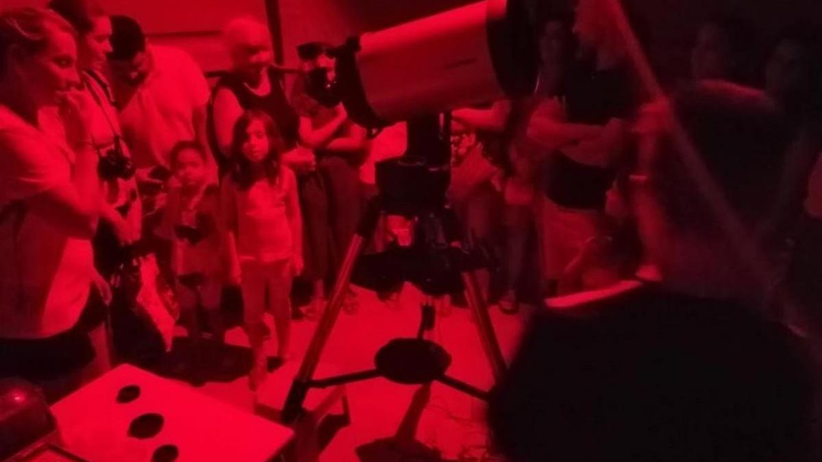 200 personas observan el eclipse de luna parcial desde el Observatorio Astronómico Monfragüe