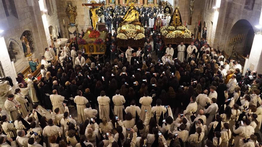 Así fue el acto alternativo a la procesión de Nuestra Madre de las Angustias, también suspendida por la lluvia