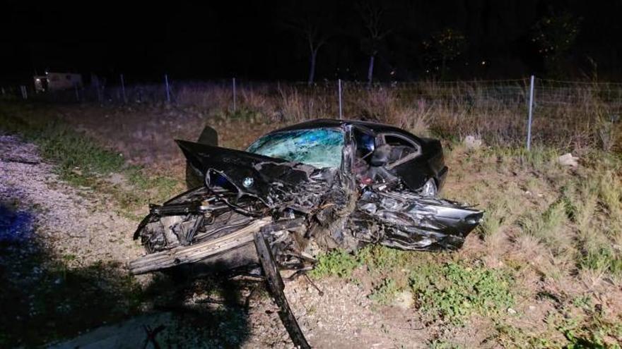 Estado en que quedó uno de los coches del accidente en Picassent.