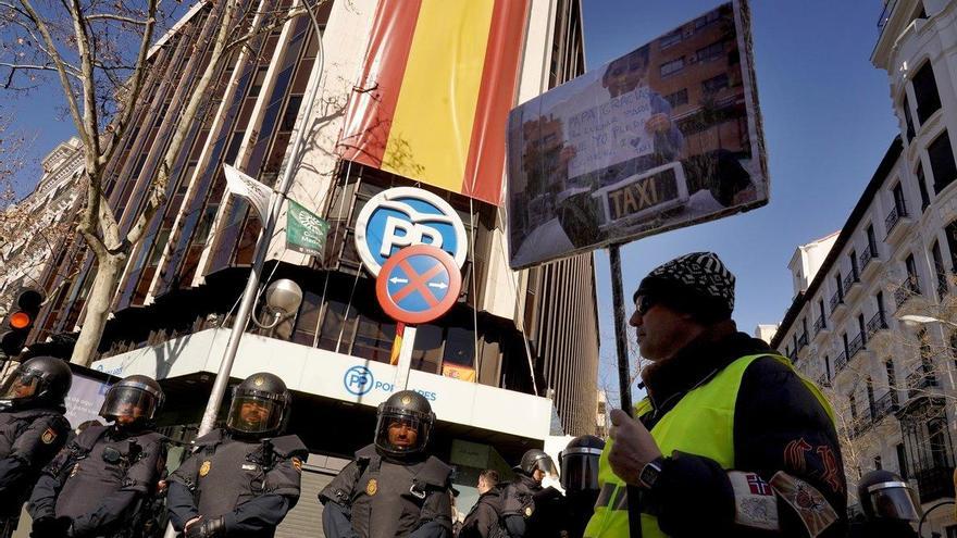 El taxi de Madrid vuelve a concentrarse frente a la sede del PP