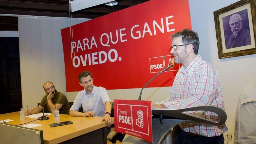 Por la izquierda, Raúl Magdaleno, José María Pérez e Iván Piñuela, secretario de organización de la AMSO, ayer, durante un encuentro del candidato a la FSA con los militantes ovetenses.