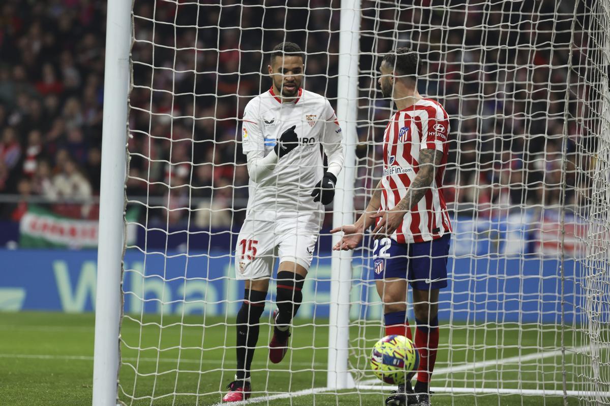 MADRID, 04/03/2023.- El delantero marroquí del Sevilla Youssef En Nesyri (i) tra marcar el primer gol de su equipo, durante el partido de Liga en Primera División que Atllético de Madrid y Sevilla CF disputan este sábado en el estadio Civitas Metrpolitano, EFE/Kiko Huesca