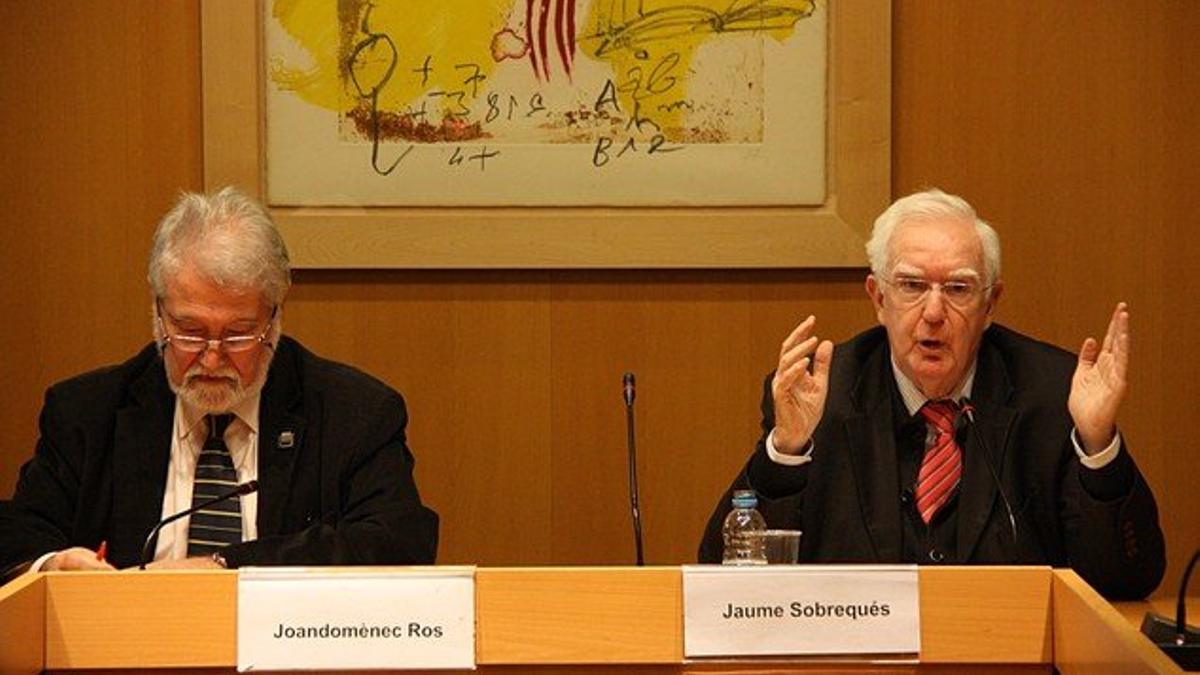El presidente del Institut d'Estudis Catalans (IEC), Joandomènec Ros, y el director del Centre d'Història Contemporània de Catalunya, Jaume Sobrequés (derecha), el lunes.