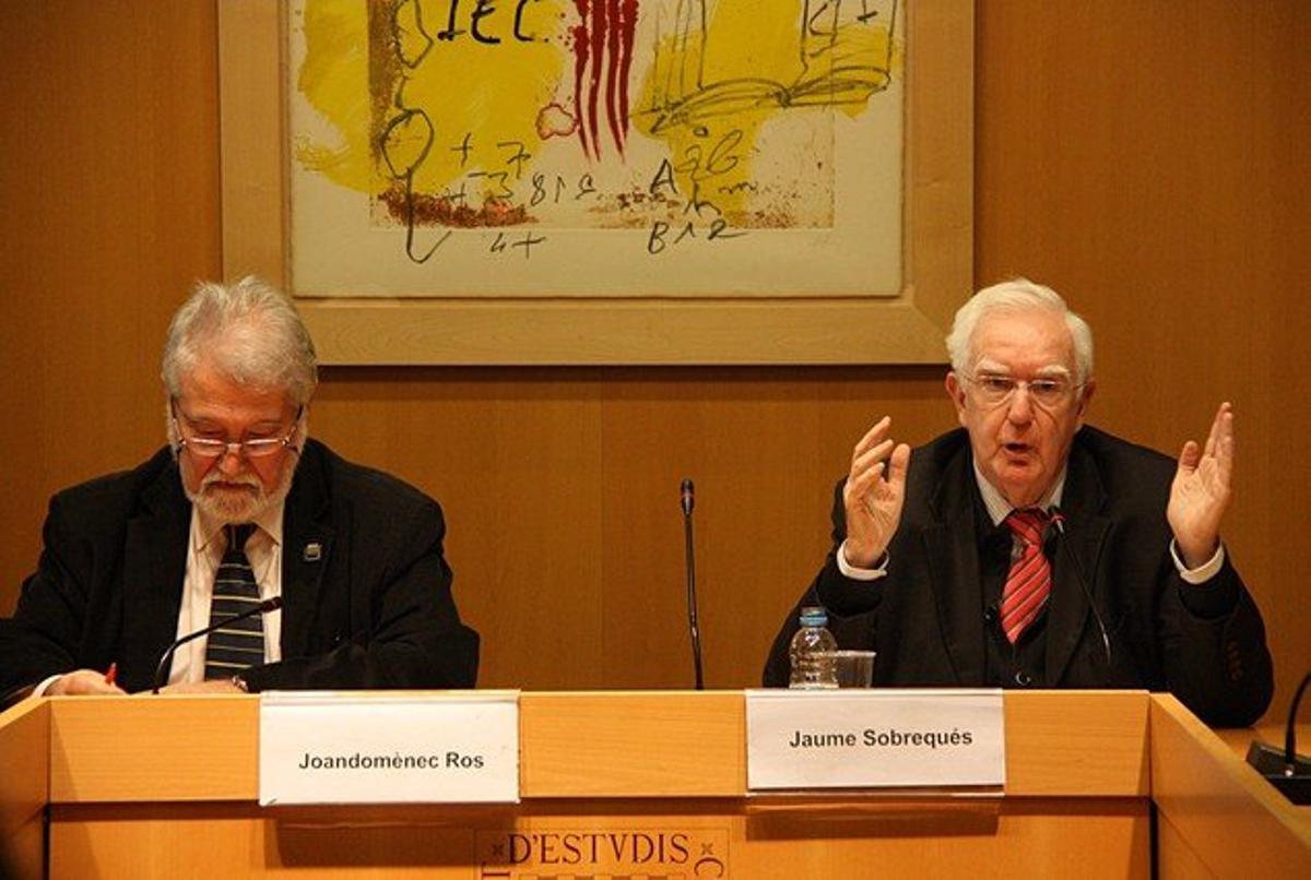 El president de l’Institut d’Estudis Catalans (IEC), Joandomènec Ros, i el director del Centre d’Història Contemporània de Catalunya, Jaume Sobrequés (dreta), dilluns. El president de l’Institut d’Estudis Catalans (IEC), Joandomènec Ros, i el director del Centre d’Història Contemporània de Catalunya, Jaume Sobrequés (dreta), dilluns.