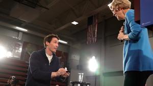 Un hombre irrumpe en el escenario durante el mitin de Elizabeth Warren, se arrodilla ante ella, le entrega un anillo y le pide que sea su candidata demócrata a la presidencia de EEUU.