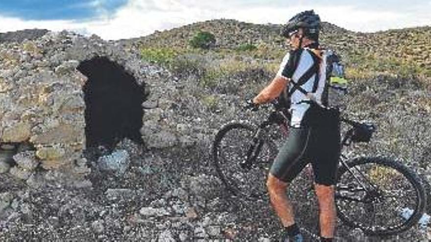 Vistasdel acueducto del trasvase Tajo-Seguradesde la Vereda del Belén