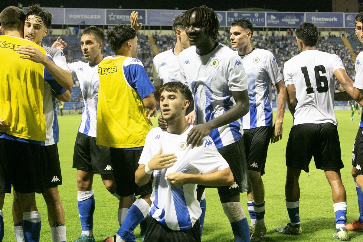 Guti indicates the shield after scoring the two to definitive zero.