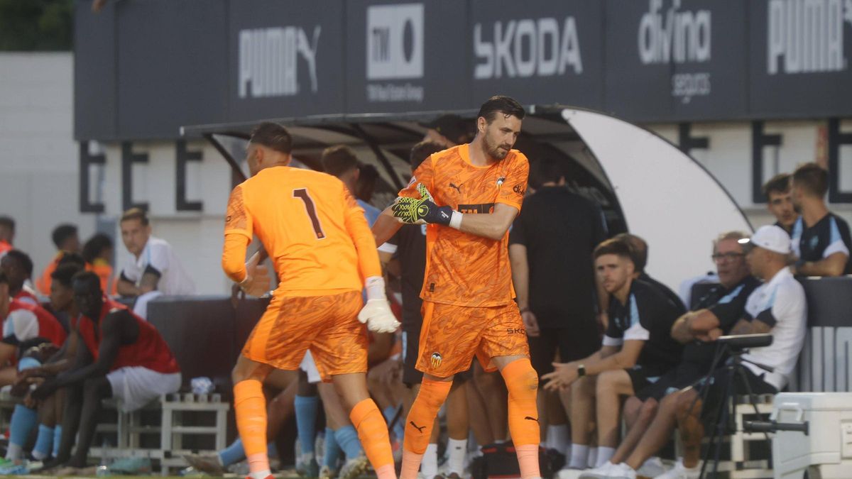 Dimitrievski durante un encuentro del Valencia CF