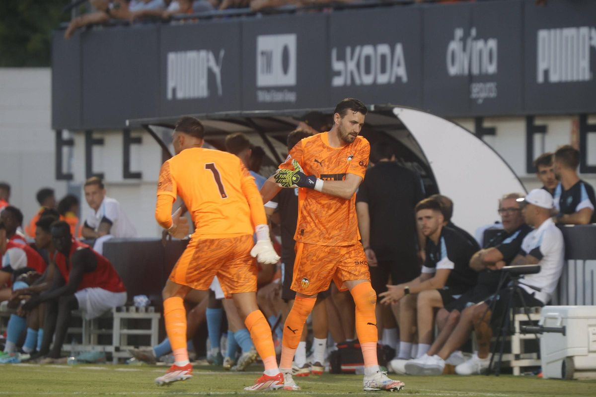 Dimitrievski durante un encuentro del Valencia CF