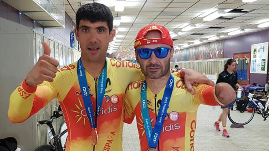 Ricardo Ten y Maurice Eckhard posan con dos de las cuatro medallas en la Copa del Mundo.