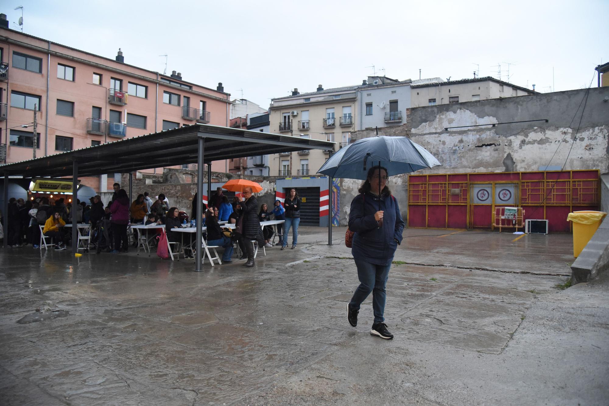 La pluja no atura la celebració dels 45 anys d'Imagina't