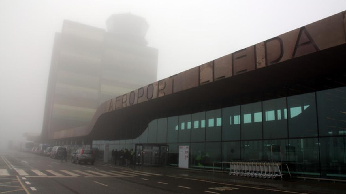 El aeropuerto de Lleida-Alguaire, bajo una densa niebla, este sábado
