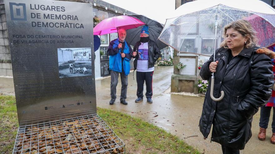 Una mujer observa el monolito en homenaje a los represaliados enterrados en una fosa común en Rubiáns. | Iñaki Abella