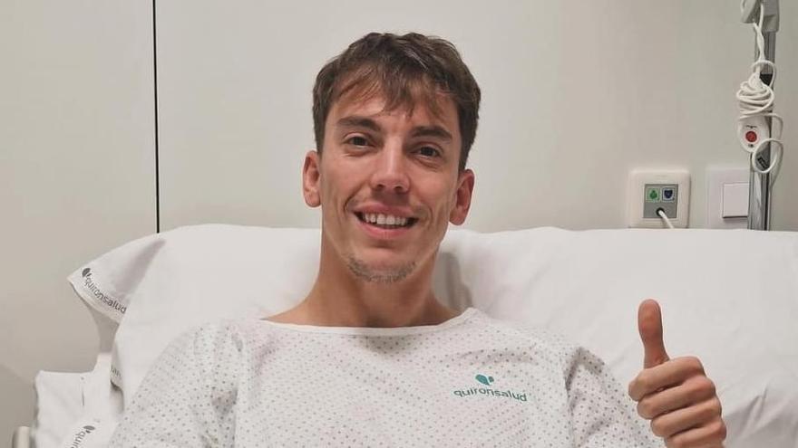 Paulino, en la noche del lunes en el hospital Quironsalud tras su operación en la rodilla izquierda.