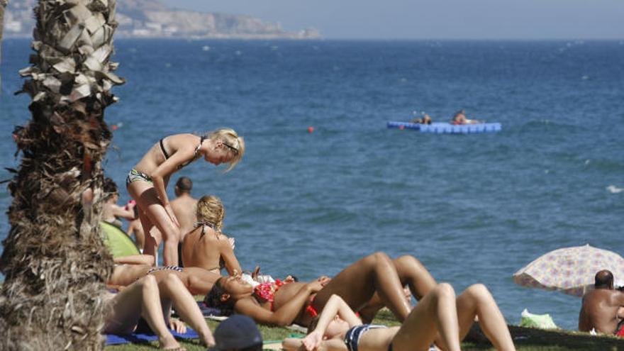 Bañistas tomando el sol en Málaga.