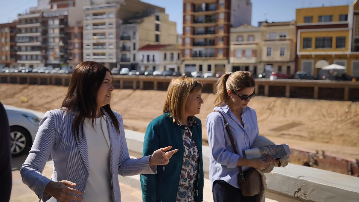 Maribel Albalat, Pilar Bernabé y Saray Segado revisan las actuaciones que se están llevando a cabo en el barranco del Poyo.