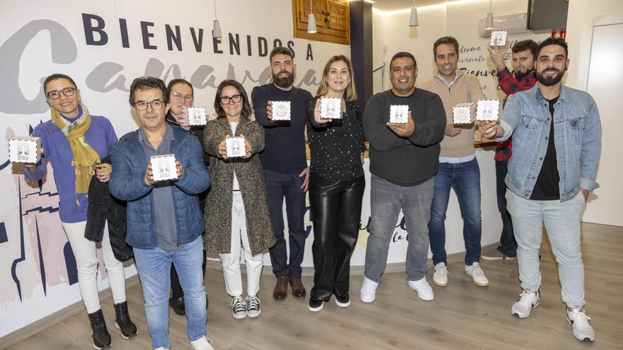 El Ayuntamiento de Caravaca reparte entre los hosteleros y alojamientos cubos con códigos QR con información del Año Jubilar 2024