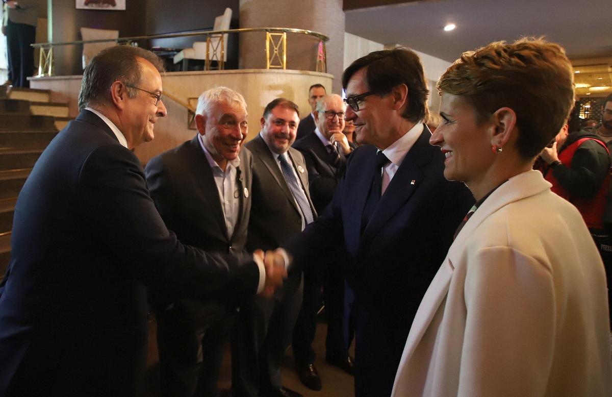 Desayuno informativo con Salvador Illa en Pamplona organizado por Diario de Noticias y EL PERIÓDICO. En la imagen, Albert Sáez, director de El PERIÓDICO, saluda a Salvador Illa, en presencia de la presidenta de Navarra, María Chivite.