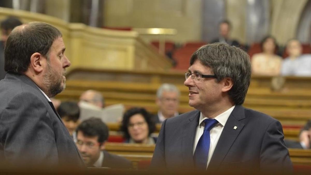 Carles Puigdemont y Oriol Junqueras, este miércoles, en el pleno del Parlament.