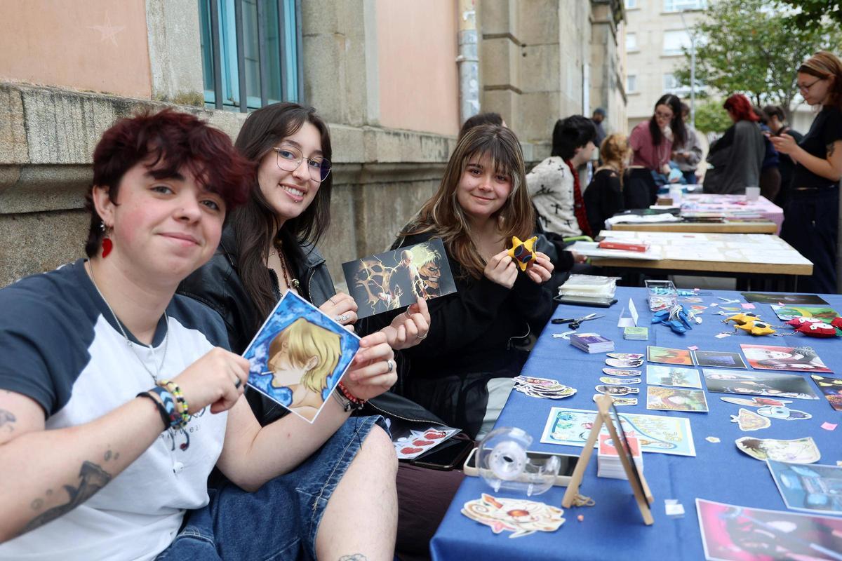 Alumnado muestra alguna de sus creaciones.