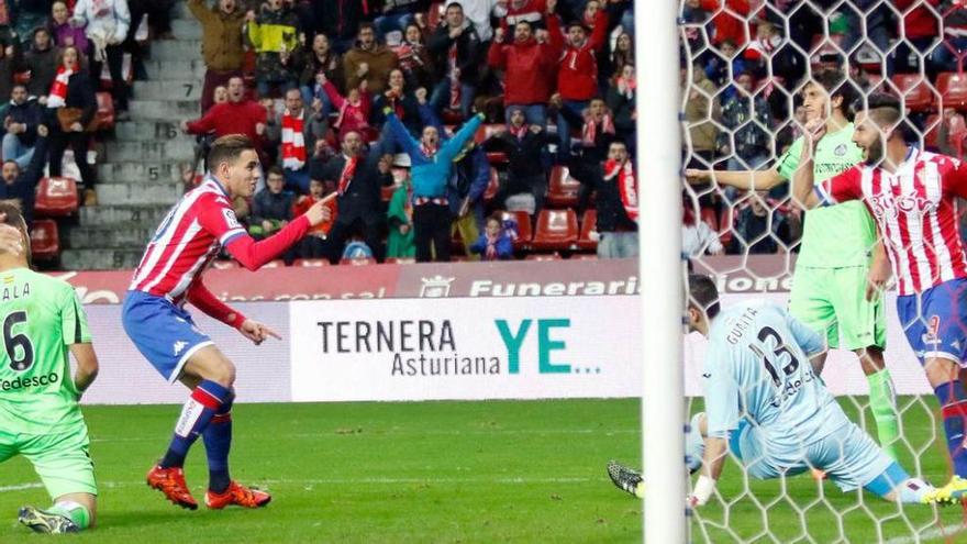 Sanabria le agradece a Guerrero el pase de gol.