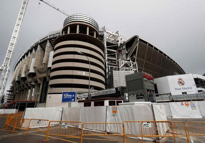 El Real Madrid y el Consejo Superior de Deportes (CSD) impulsaron la pasada semana una iniciativa para que el Bernabéu sea un gran centro de aprovisionamiento de material sanitario dirigido a la lucha contra el coronavirus.