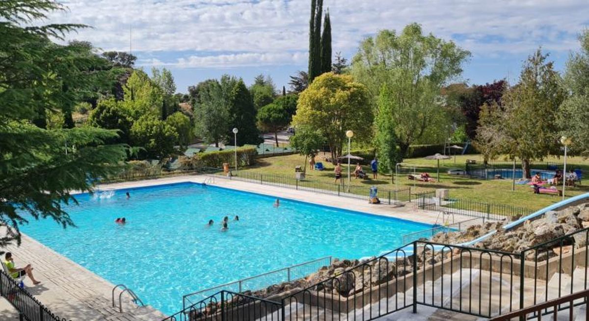 La piscina exterior de Ledesma, con varios usuarios. | MMMA