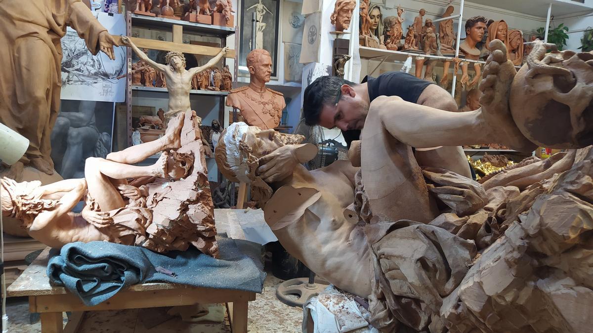 José María Ruiz Montes trabajando en la imagen de Humildad y Paciencia