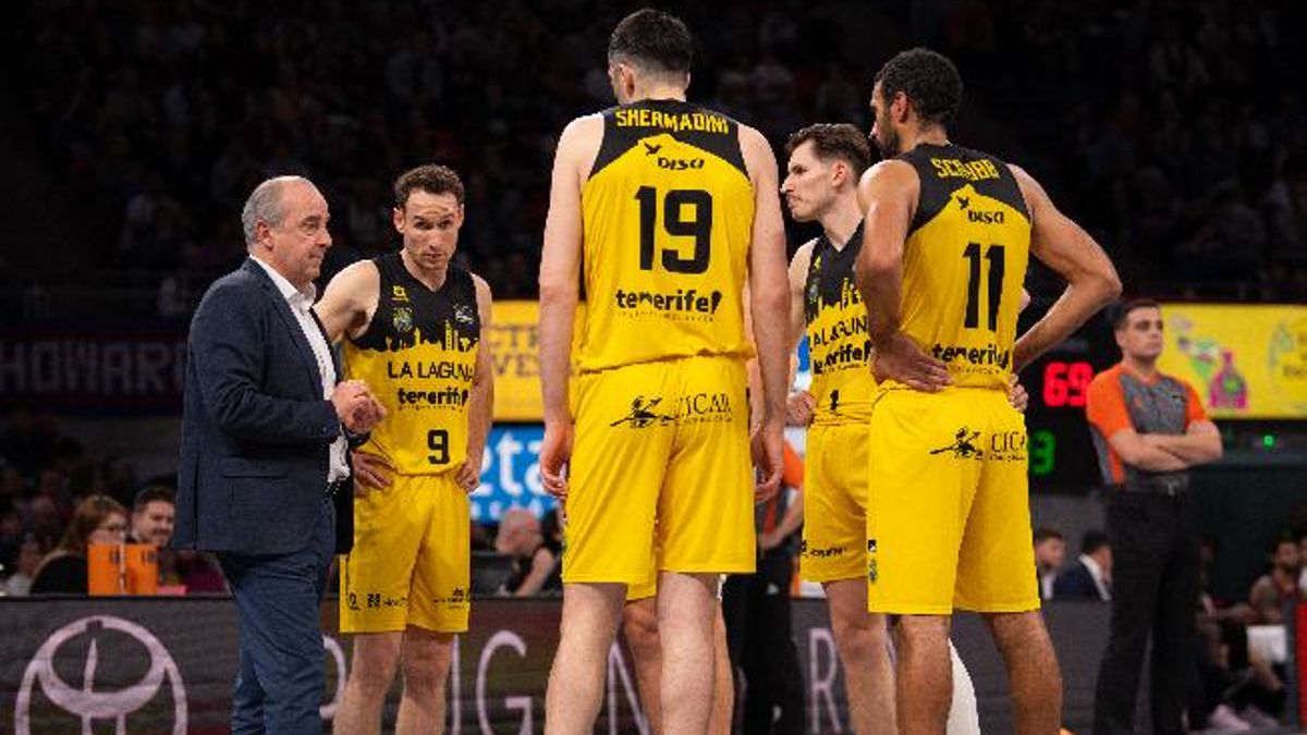 Vidorreta se dirige a sus jugadores en la visita del Canarias al Baskonia.