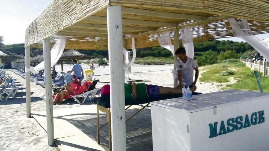 Imagen de la carpa para masajistas que se había instalado en la playa de Son Bauló y que ha sido desautorizada por Costas.