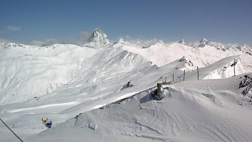 Muere un esquiador de 71 años en Astún tras precipitarse por un barranco