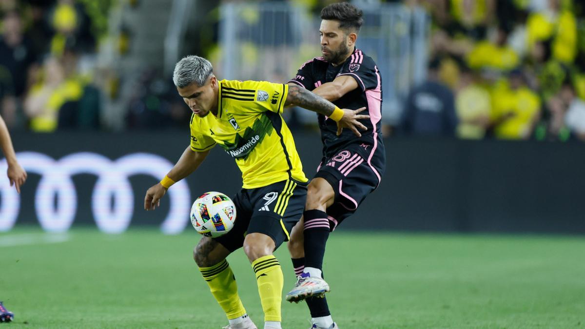 'Cucho' Hernández disputando una pelota con Jordi Alba