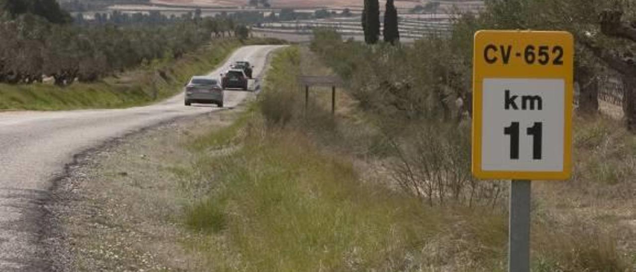 Carreteras inyecta un millón en la  CV-652 de Moixent y planea 7 obras más en las tres comarcas