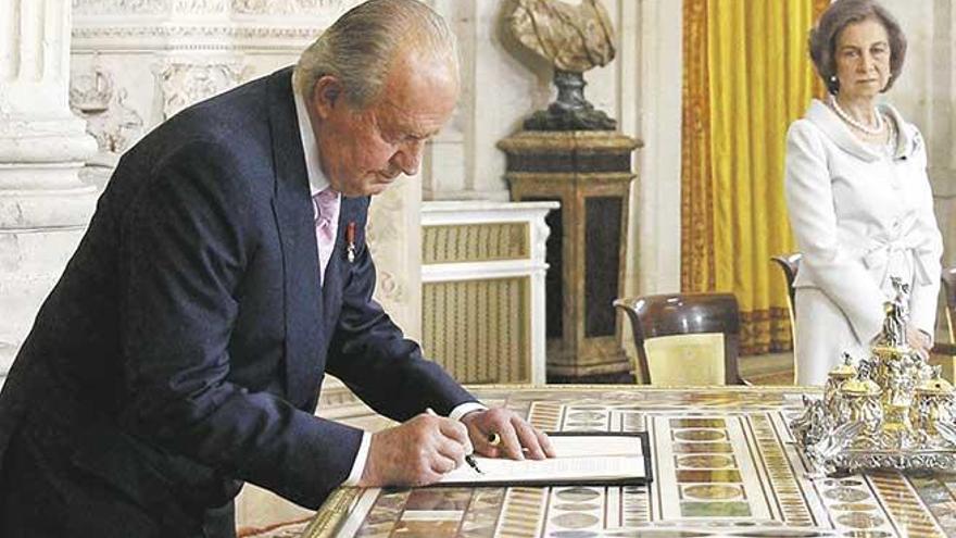 Juan Carlos I tuvo que abdicar en junio de 2014 por los negocios de su yerno.
