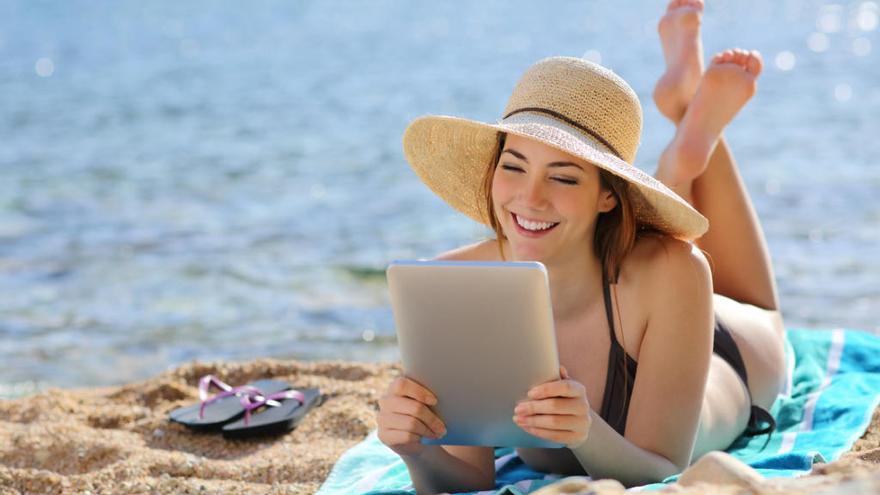 Llévate tus lecturas románticas a la playa.