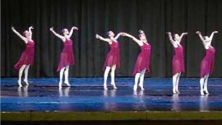 Les sis ballarines, en plena representació de «Sentiments».
