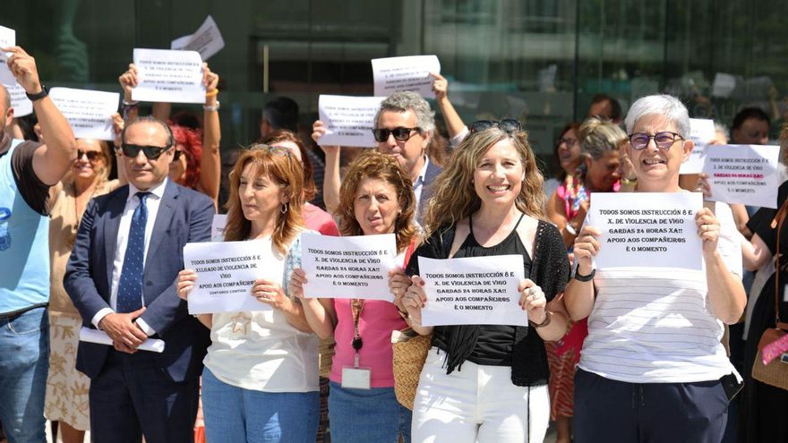 La plaza de la Ciudad de la Justicia acogió ayer una nueva concentración en la que, junto a la defensa del Juzgado de Instrucción 8, se reivindicaron las guardias de 24 horas.