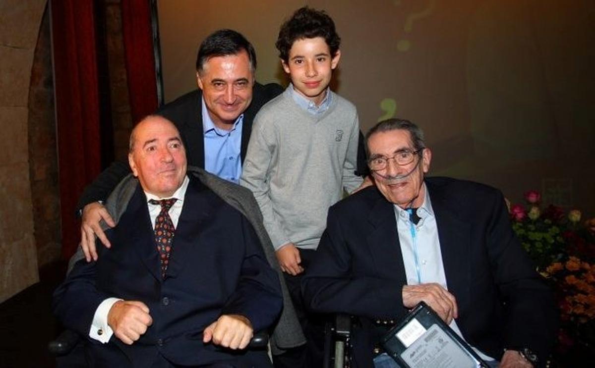 Tres leyendas del periodismo como son Leguineche, Enrique Meneses y Gervasio Sánchez junto a su hijo Diego.