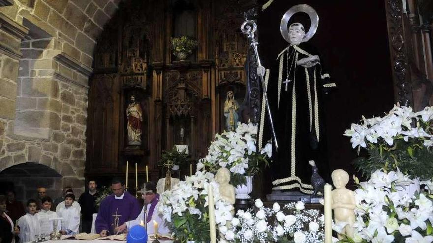 La imagen del santo de Cambados, durante una de las misas del año pasado. // Noé Parga