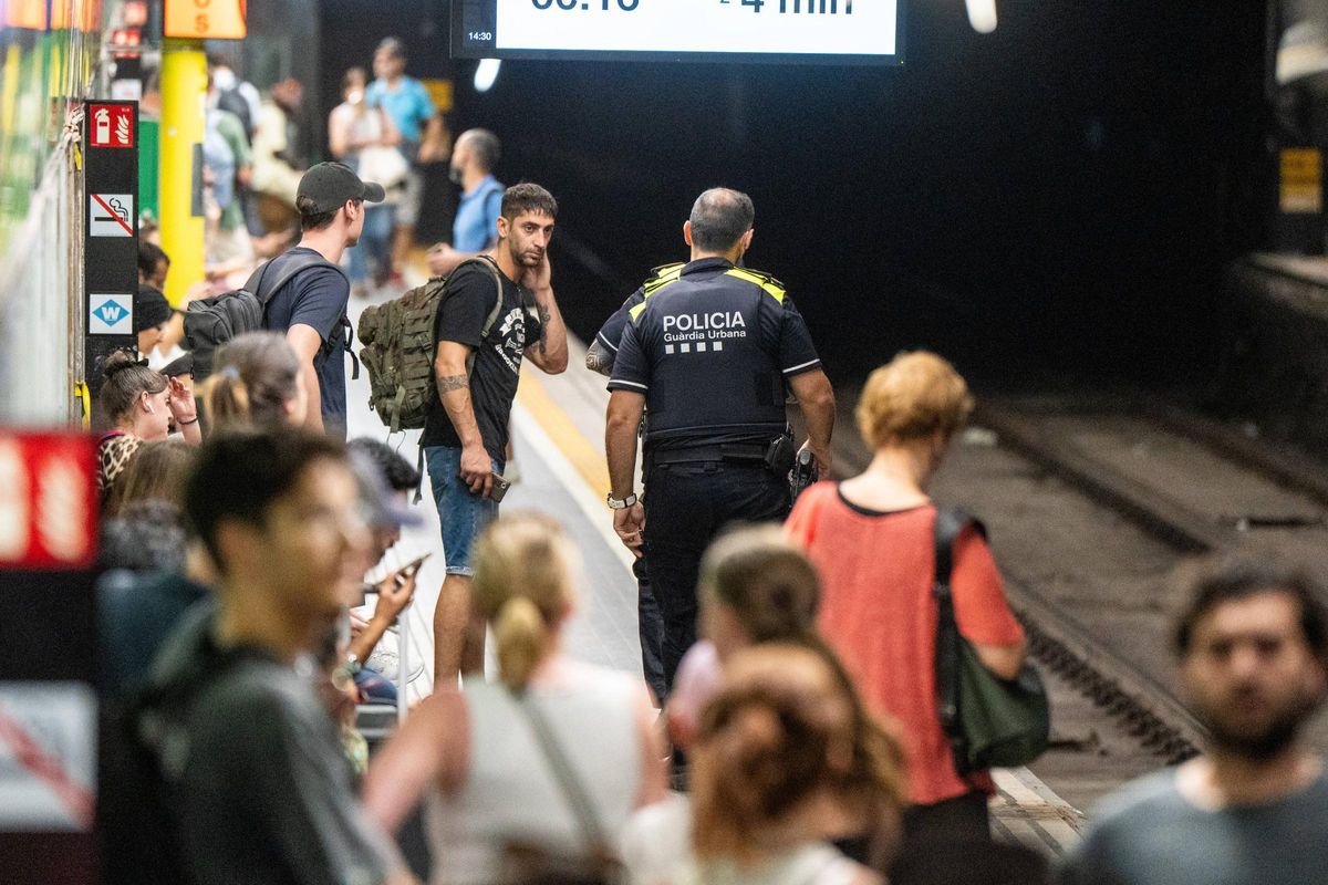 Dos agentes de la Guardia Urbana en un andén del metro de Barcelona.