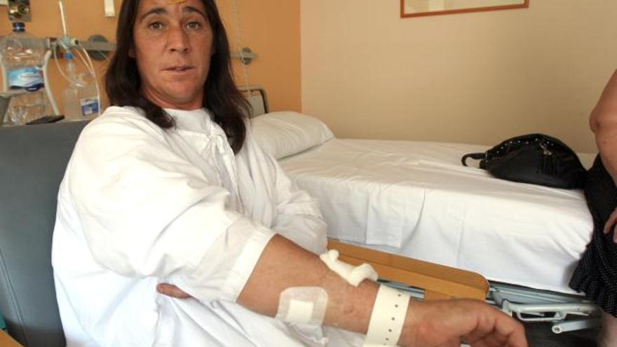 La mujer apuñalada el sábado en Algemesí, ayer, en el hospital de Alzira.