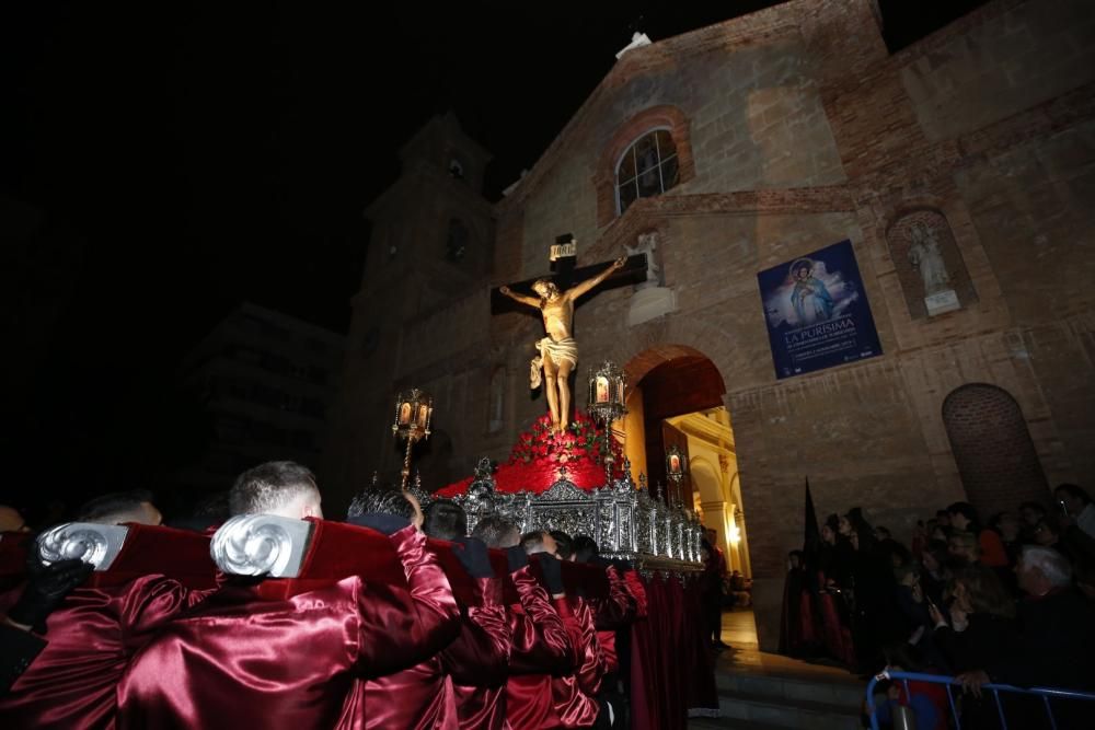 El protocolo para evitar la lluvia funcionó. El adelanto de la hora de salida de las procesiones del Silencio y Descendimiento de Cristo permitió que discurrieran por las calles de Torrevieja. Poco de