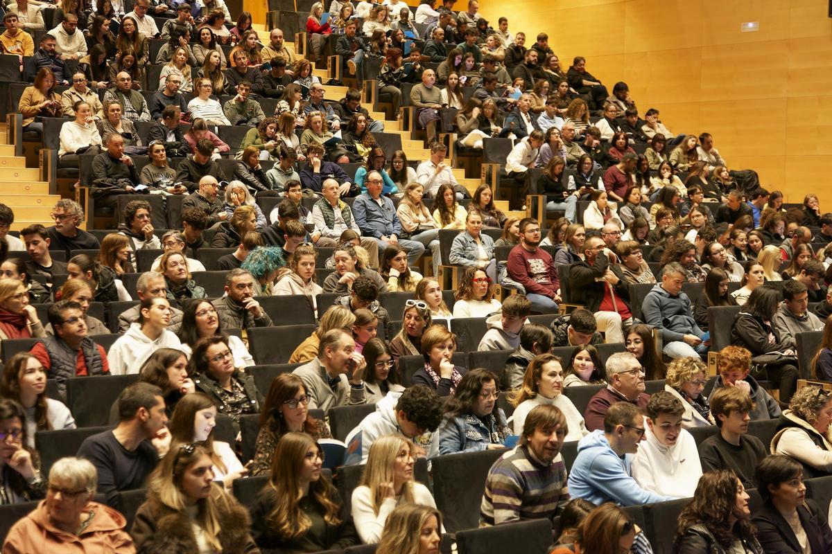 La Jornada de Portes Obertes «En família a l’UJI» mostra a 1.200 persones l’oferta formativa i les instal·lacions i serveis del campus La Jornada de Portes Obertes «En família a l’UJI» mostra a 1.200 persones l’oferta formativa i les instal·lacions i serveis del campus